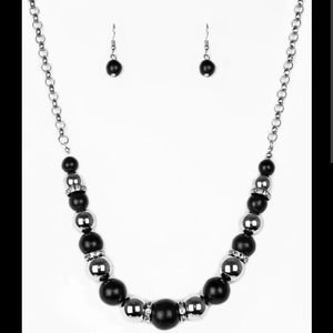 Paparazzi set nwt ruling class necklace& Earrings